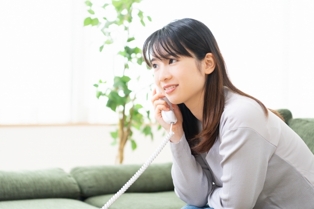 電話する女性