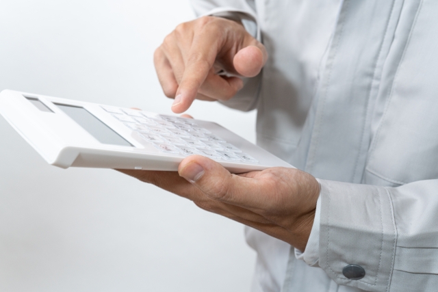 電卓を使う男性